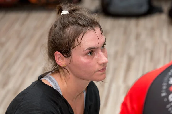 Bokser durning bokstraining met coach in de sportschool. — Stockfoto