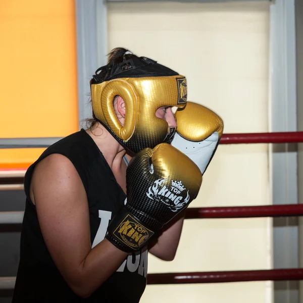 Boxeador durante el entrenamiento de boxeo con entrenador en el gimnasio . — Foto de Stock