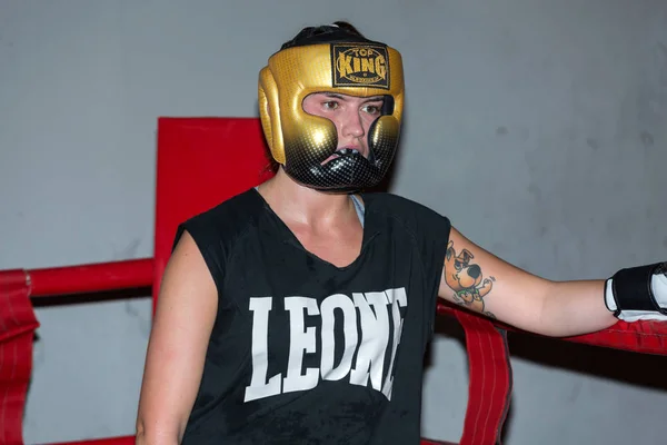 Boxeador durante el entrenamiento de boxeo con entrenador en el gimnasio . — Foto de Stock