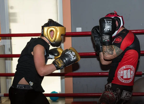 Boxeur pendant l'entraînement de boxe avec entraîneur dans la salle de gym . — Photo