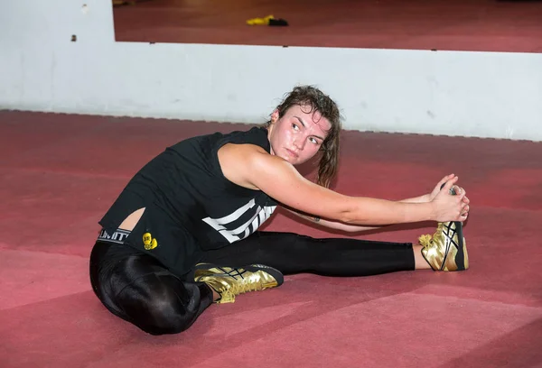 Boxeador durante el entrenamiento de boxeo con entrenador en el gimnasio . — Foto de Stock