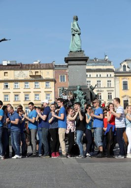  Uluslararası Flashmob gün Rueda de Casino, 57 ülke, 160 şehirler. Birkaç yüz kişi İspanyol ritimleri Cracow ana meydanda dans.