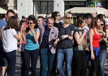  Uluslararası Flashmob gün Rueda de Casino, 57 ülke, 160 şehirler. Birkaç yüz kişi İspanyol ritimleri Cracow ana meydanda dans.