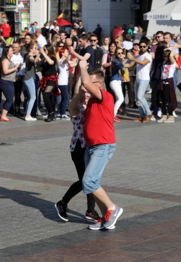  Uluslararası Flashmob gün Rueda de Casino, 57 ülke, 160 şehirler. Birkaç yüz kişi İspanyol ritimleri Cracow ana meydanda dans.