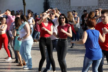  Uluslararası Flashmob gün Rueda de Casino, 57 ülke, 160 şehirler. Birkaç yüz kişi İspanyol ritimleri Cracow ana meydanda dans.