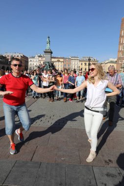  Uluslararası Flashmob gün Rueda de Casino, 57 ülke, 160 şehirler. Birkaç yüz kişi İspanyol ritimleri Cracow ana meydanda dans.