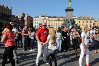  Uluslararası Flashmob gün Rueda de Casino, 57 ülke, 160 şehirler. Birkaç yüz kişi İspanyol ritimleri Cracow ana meydanda dans.