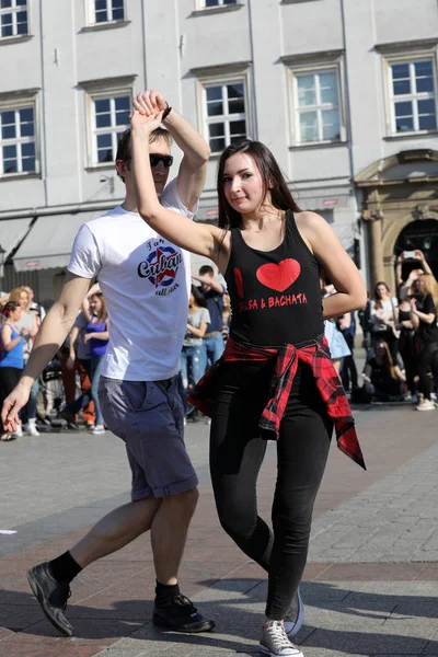 国际快闪族日 Rueda de 赌场、 57 个国家的 160 个城市。几百人在克拉科夫的主广场上跳舞西班牙裔美国人的节奏. — 图库照片