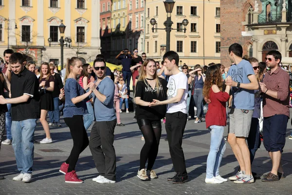 Международный день казино Руэда-де-Казино, 57 стран, 160 городов. Несколько сотен человек танцуют латиноамериканские ритмы на главной площади Кракова . — стоковое фото