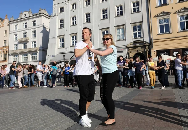 Dia Internacional do Flashmob de Rueda de Casino, 57 países, 160 cidades. Várias centenas de pessoas dançam ritmos hispânicos na praça principal em Cracóvia . — Fotografia de Stock