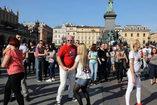 Giornata internazionale Flashmob di Rueda de Casino, 57 paesi, 160 città. Diverse centinaia di persone ballano i ritmi ispanici sulla piazza principale di Cracovia . — Foto Stock