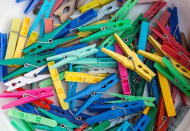 Plastik renkli clothespin kümesi
