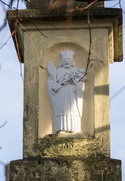 Stary Wayside shrine przez nieznanego artystę w Golkowicach koło Krakowa. — Zdjęcie stockowe