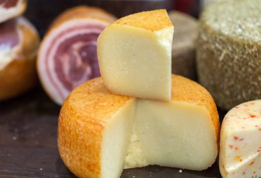  İtalyan farklı geleneksel jambon ve peynir dükkanındaki. 
