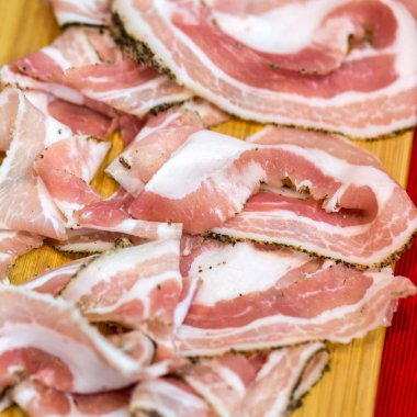  İtalyan farklı geleneksel sosis ve salam Cracow mağazasında