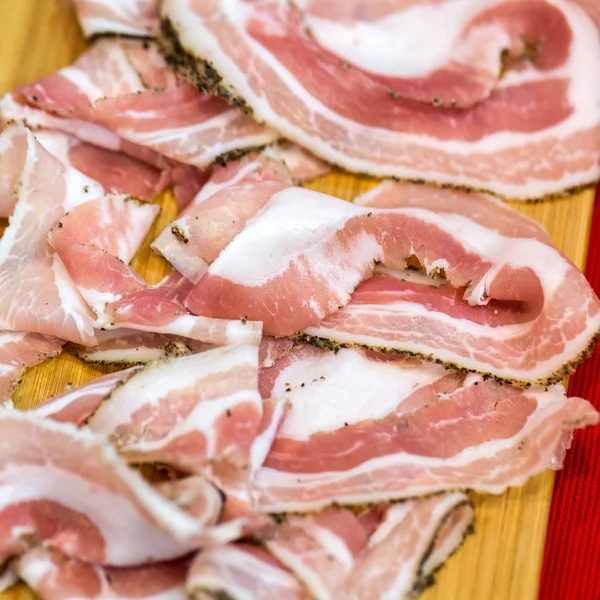  İtalyan farklı geleneksel sosis ve salam Cracow mağazasında