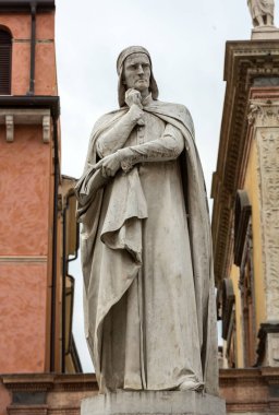 Verona 'daki Piazza dei Signori' de Dante Alighieri Heykeli.