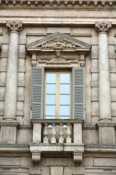 Okna ozdobne Palazzo Maffei w Weronie — Zdjęcie stockowe