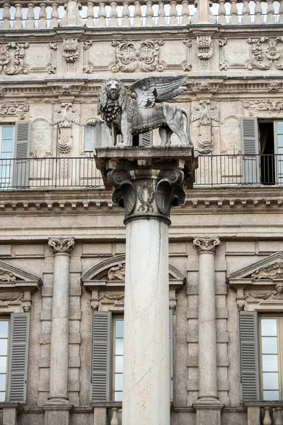 Lva svatého Marka symbolem města úzké vazby s Benátkami. Verona - Piazza delle Erbe — Stock fotografie