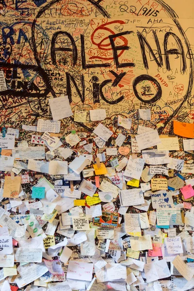 Часть стены покрыта любовными посланиями в доме Джульетты, Верона — стоковое фото