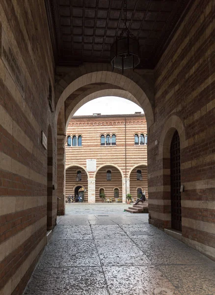 El Patio del Palazzo della Ragione en Verona — Foto de Stock
