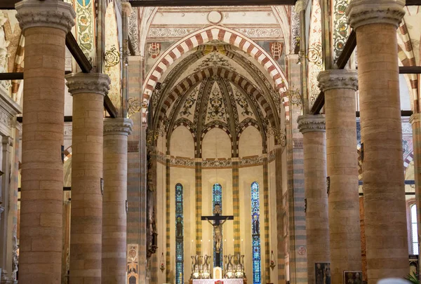 Interior de la Iglesia de Sant 'Anastasia en Verona, Italia —  Fotos de Stock