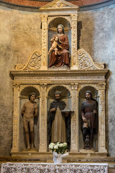 Wnętrze kościoła Sant'Anastasia w Werona, Włochy. — Zdjęcie stockowe