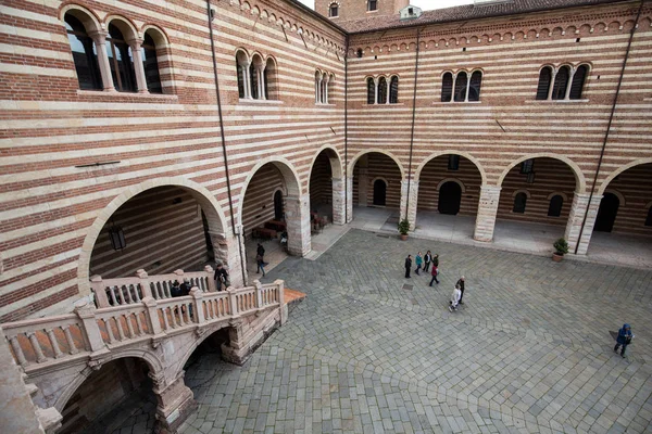 Blick auf den Innenhof des Palazzo della ragione in Verona. — Stockfoto