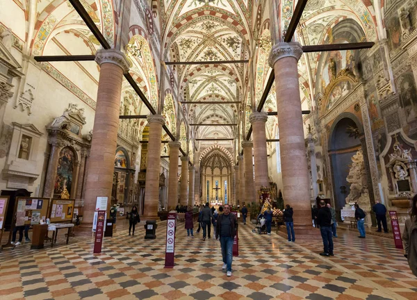 Interiér kostela Sant'Anastasia v Verona, Itálie — Stock fotografie