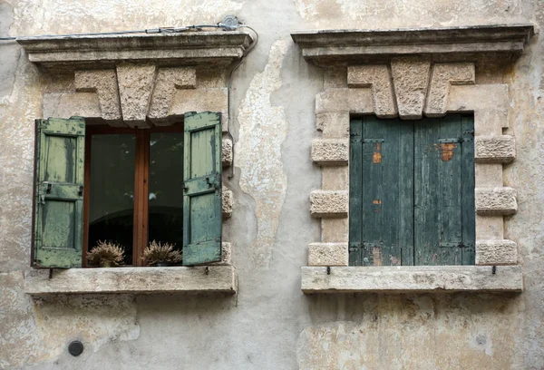 Velhas janelas na antiga parede de pedra. Verona. — Fotografia de Stock