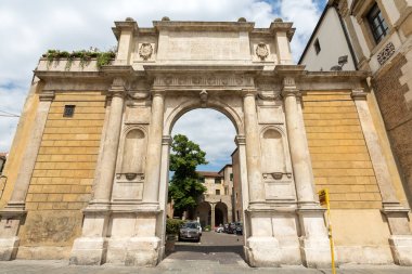 Padua 'daki Piazza Duomo yakınlarında Arco Valaresso,