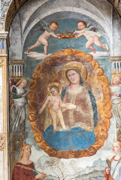 La Virgen con el niño por Bonino da Campione en la iglesia de El Eremitani (Chiesa degli Eremitani) en la tumba de Umberto da Carrara. Padua . — Foto de Stock