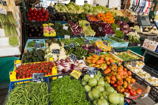 Rynku owoców i warzyw straganie w Padwie, Veneto — Zdjęcie stockowe