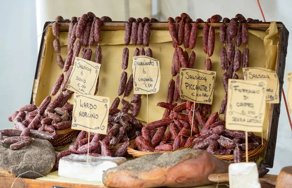 Italiaanse verschillende traditionele worsten en ham in de winkel — Stockfoto