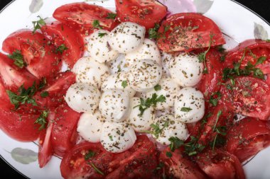 Domates Caprese salatası