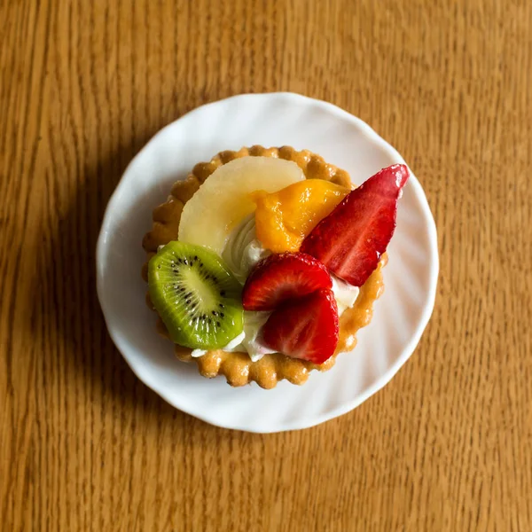 Sweet cake with fruits — Stock Photo, Image