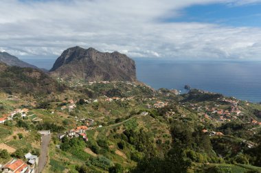 Rock ve Porto da Cruz Madeira Kuzey Sahil kartal