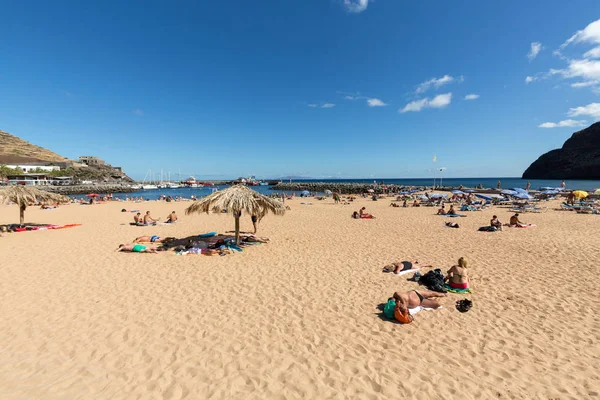 Ludzie są odpoczynku w słoneczny dzień na plaży w mieście Machico. Wyspa Madera, — Zdjęcie stockowe