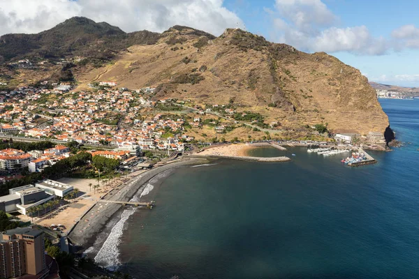 Machico Baai aan de oostkust van het eiland Madeira, — Stockfoto