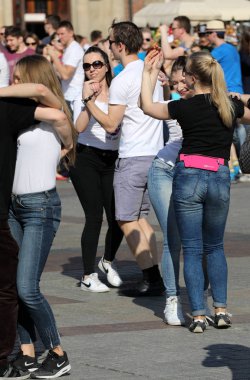 Uluslararası Flashmob gün Rueda de Casino, 57 ülke, 160 şehirler. Birkaç yüz kişi İspanyol ritimleri Cracow ana meydanında dans. Polonya