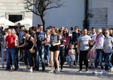  Uluslararası Flashmob gün Rueda de Casino, 57 ülke, 160 şehirler. Birkaç yüz kişi İspanyol ritimleri Cracow ana meydanında dans. Polonya