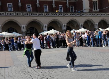  Uluslararası Flashmob gün Rueda de Casino, 57 ülke, 160 şehirler. Birkaç yüz kişi İspanyol ritimleri Cracow ana meydanında dans. Polonya