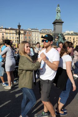  Uluslararası Flashmob gün Rueda de Casino, 57 ülke, 160 şehirler. Birkaç yüz kişi İspanyol ritimleri Cracow ana meydanında dans. Polonya