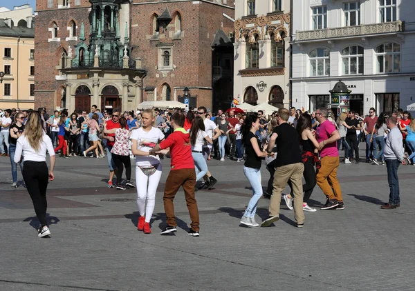 Día Internacional de Flashmob de Rueda de Casino, 57 países, 160 ciudades. Varios cientos de personas bailan ritmos hispanos en la Plaza Mayor de Cracovia. Polonia —  Fotos de Stock