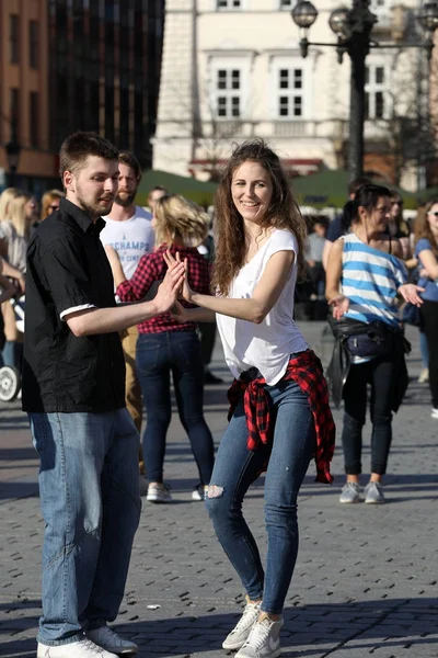 国际快闪族日 Rueda de 赌场、 57 个国家的 160 个城市。几百人在克拉科夫的主广场上跳舞西班牙裔美国人的节奏。波兰 — 图库照片