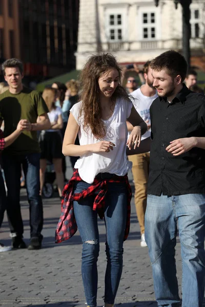 Día Internacional de Flashmob de Rueda de Casino, 57 países, 160 ciudades. Varios cientos de personas bailan ritmos hispanos en la Plaza Mayor de Cracovia. Polonia — Foto de Stock