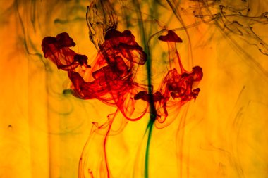 Akrilik renkler ve suda mürekkep.