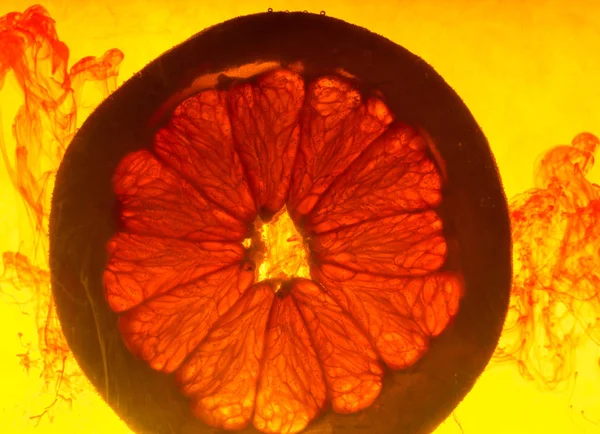 Close up of a grapefruit slice in water. — Stock Photo, Image