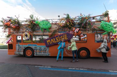 geleneksel çiçek Bloemencorso Noordwijk Hollanda'da Haarlem için geçit töreni.