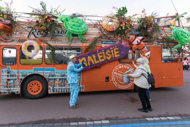  geleneksel çiçek Bloemencorso Noordwijk Hollanda'da Haarlem için geçit töreni.
